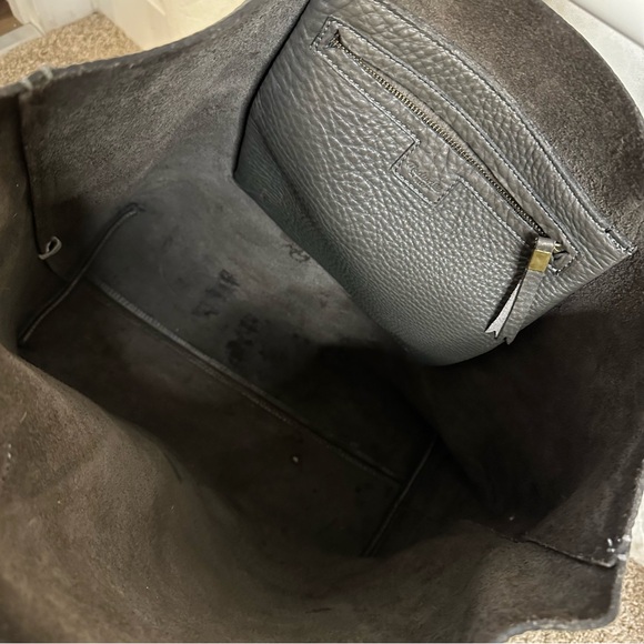 Madewell Transport Tote in Pebbled Leather, dark grey / brown - Picture 13 of 14